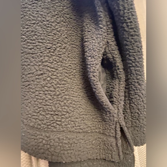 Black Sherpa sweater - Picture 5 of 5